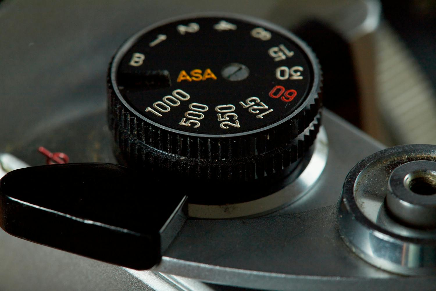 Lukkertidsknap. Knappen til lukkertid er den vigtigste at have styr på, når du skyder analogt.